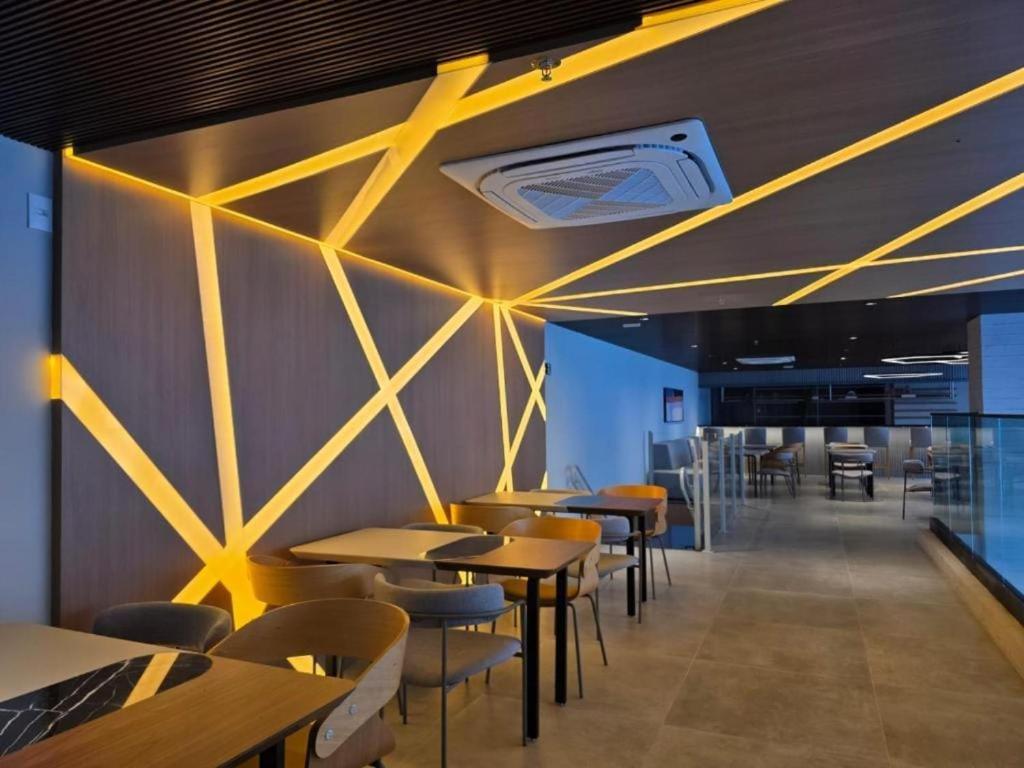 Esmeralda Com Piscina E Vista O Mar Apartamento